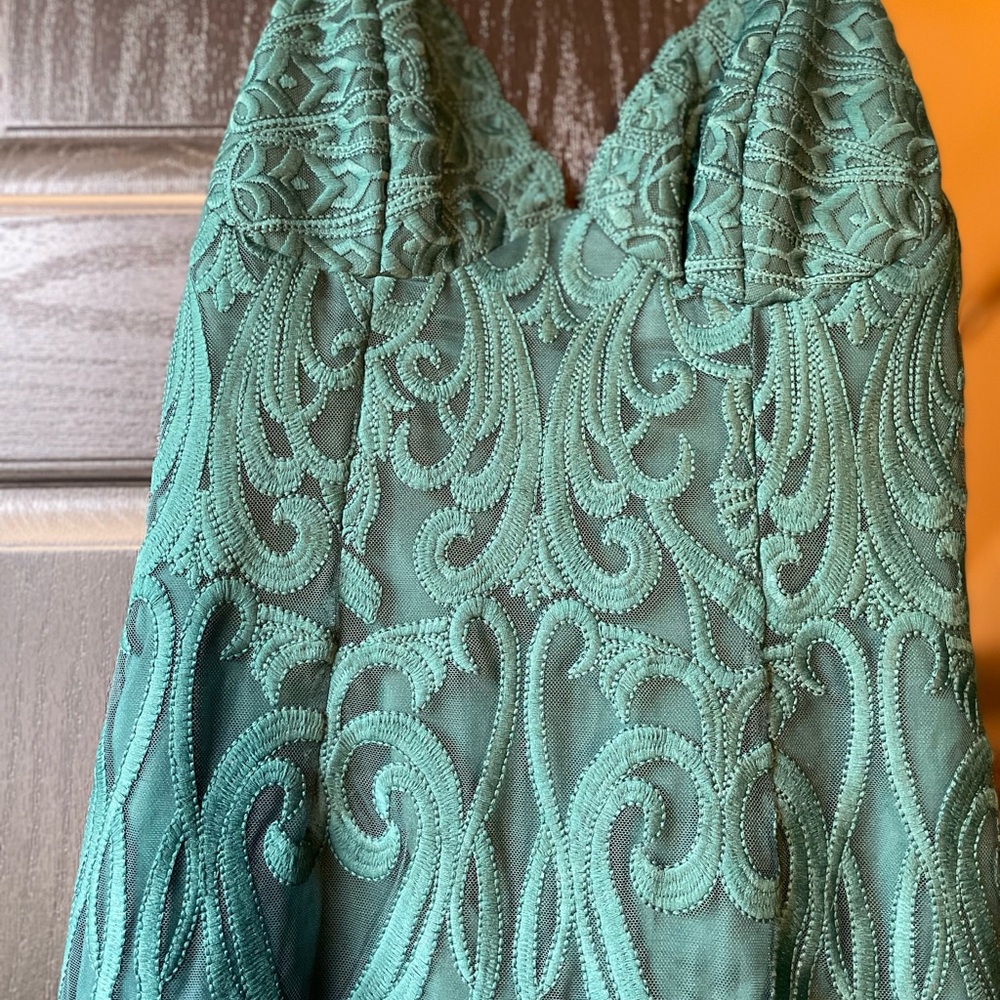 Bardot Emerald green Satin Dress Sweetheart neckline. EUC P2P:15”,Length:32”,14”